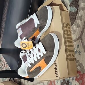 Mens size 9 new with tags brown and orange classic Etnies